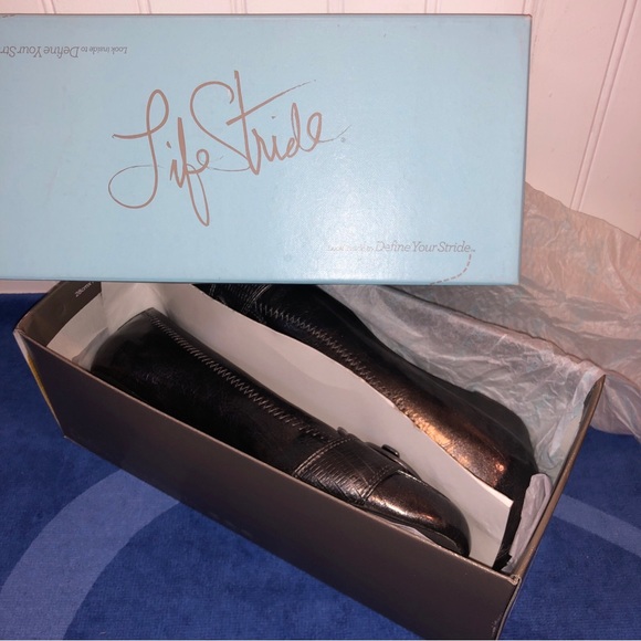 LifeStride Gray Silver 7.5 Slip-On 1” Wedge Flats w/Texture Buckle Margot Patent - Picture 2 of 8